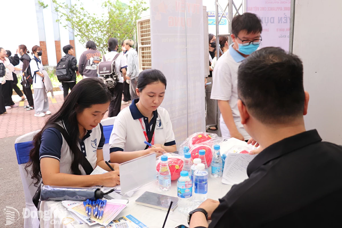 Học sinh trung cấp nghề, Trường cao đẳng Công nghệ và quản trị Sonadezi tham gia Ngày hội việc làm để tìm hiểu thị trường lao động. Ảnh: H.Yến