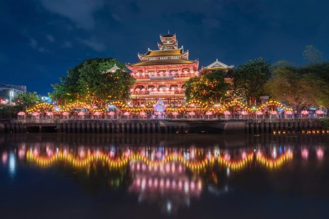 Hàng nghìn người dân, phật tử đổ về chùa Pháp Hoa thả hoa đăng mừng lễ Phật đản ảnh 8