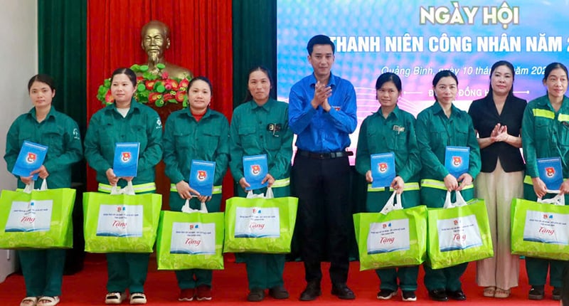 30 suất quà được trao tặng cho thanh niên công nhân hoàn cảnh khó khăn.