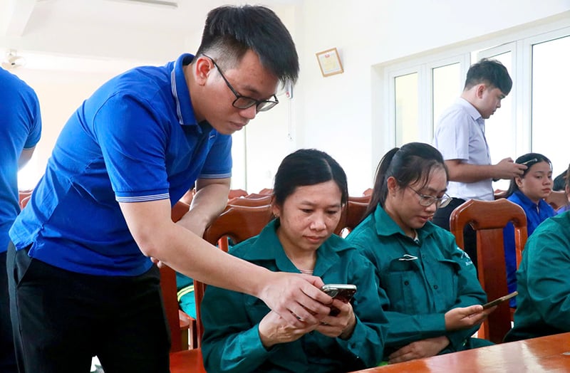 Thanh niên công nhân tiếp cận ứng dụng công nghệ số.