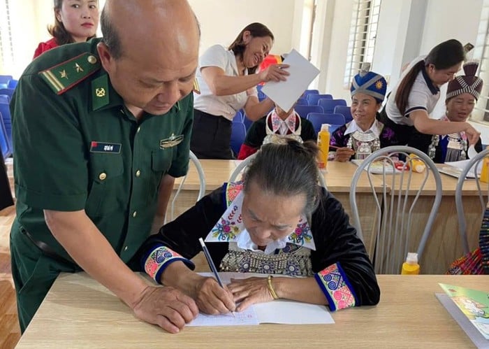 11 phụ nữ dân tộc Mông xã Mỹ Lý (huyện Kỳ Sơn, Nghệ An) được xóa mù chữ- Ảnh 1.