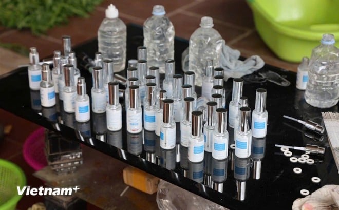 Khánh và Hiên đã sản xuất hàng chục loại mỹ phẩm từ những nguyên liệu trôi nổi và bán trót lọt trên các sàn giao dịch thương mại điện tử.