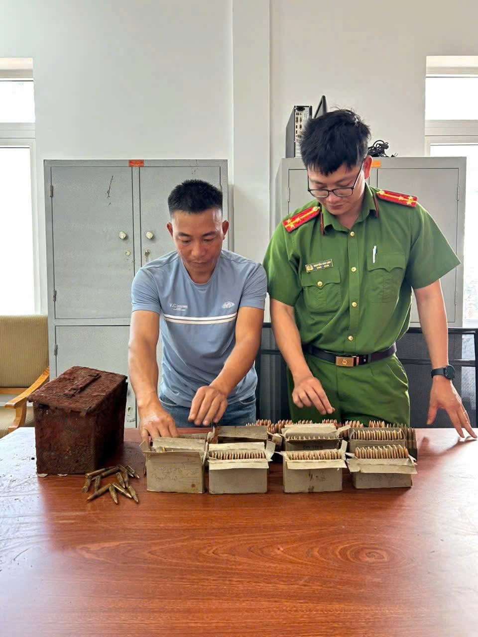 Công an xã Đạ Sar làm thủ tục tiếp nhận