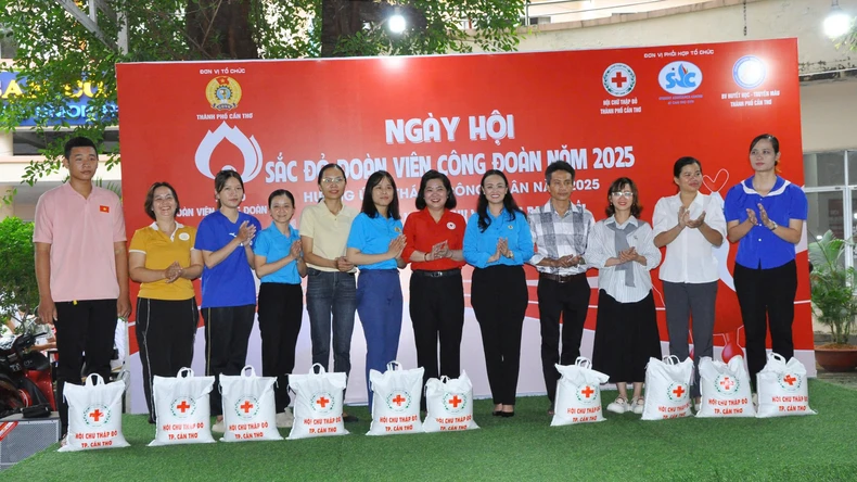 Lan tỏa nghĩa tình từ Ngày hội Sắc đỏ đoàn viên công đoàn năm 2025 ảnh 3