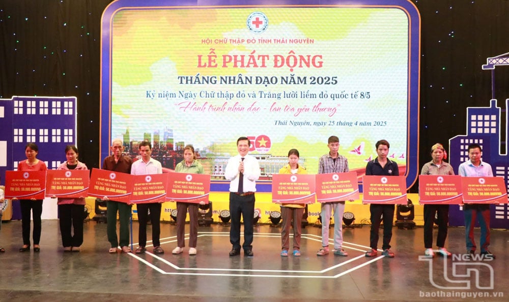 Nhiều hoàn cảnh khó khăn được gắn địa chỉ nhân đạo, hỗ trợ sinh kế trong Lễ phát động Tháng Nhân đạo năm 2025, ngày 25/4/2025.