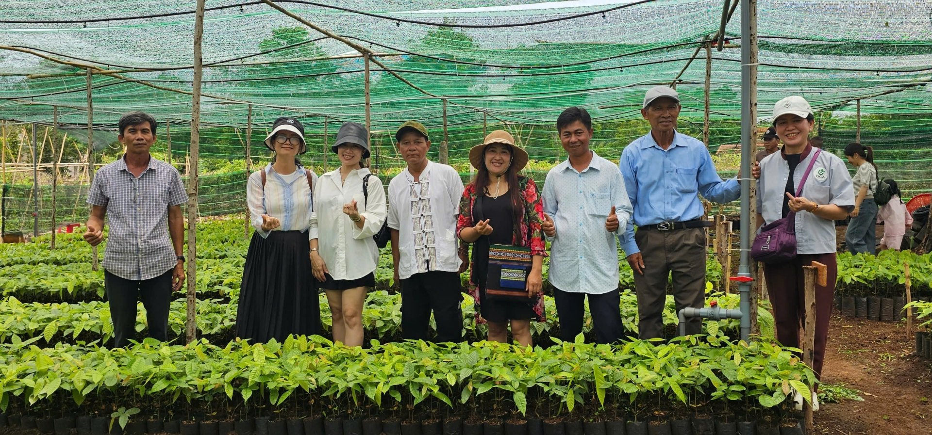Kỹ sư của công ty cùng đoàn thăm vườn ươm cây giống