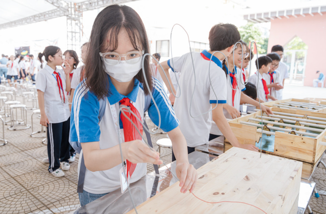 Học sinh Trường Trung học cơ sở Hoàng Mai trải nghiệm STEM.