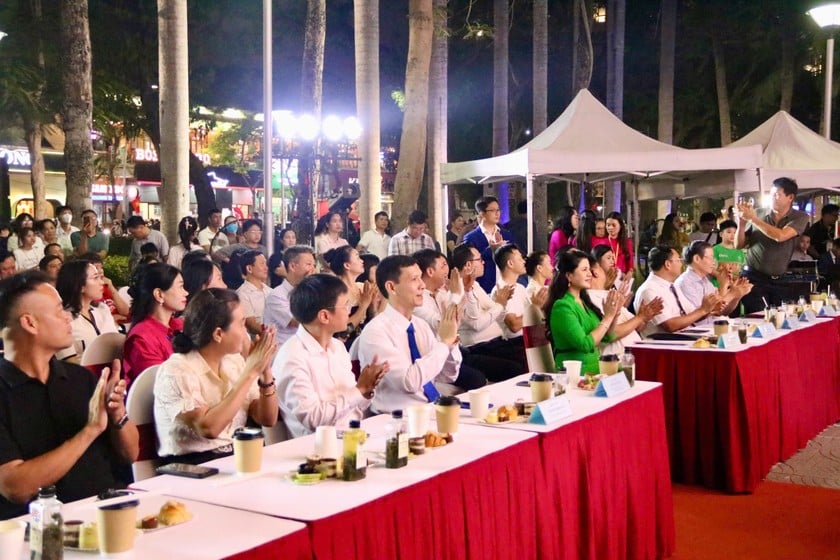 Các đại biểu tham dự khai mạc Liên hoan ẩm thực món ngon Hải Phòng.