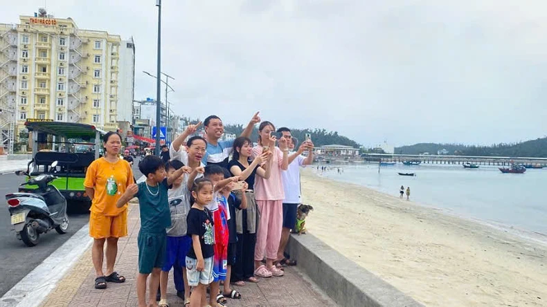 Mãn nhãn với màn trình diễn dù lượn tại huyện đảo Cô Tô ảnh 5