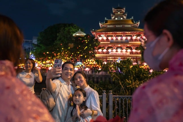 Hàng nghìn người dân, phật tử đổ về chùa Pháp Hoa thả hoa đăng mừng lễ Phật đản ảnh 9