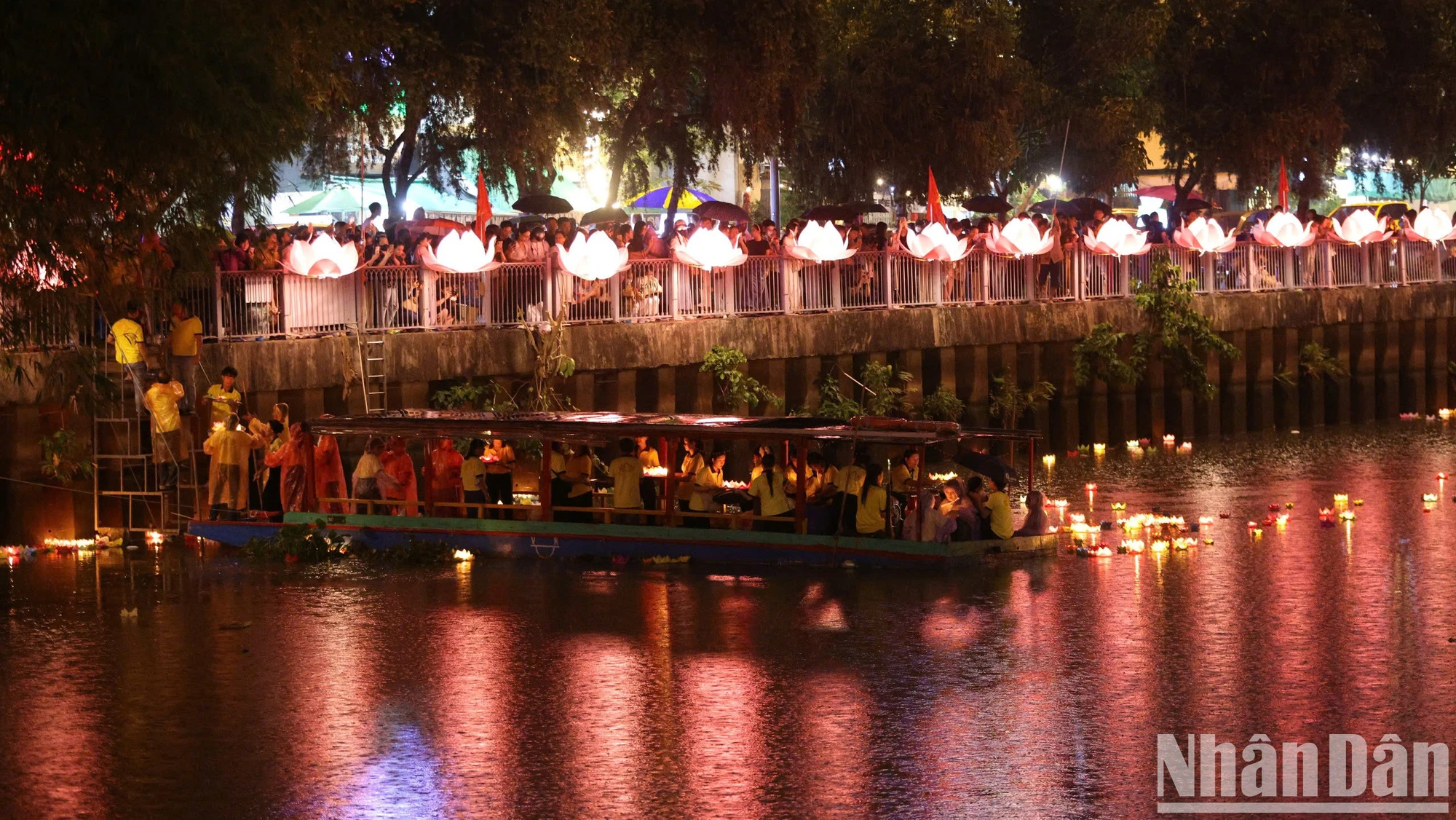 [Ảnh] Thành phố Hồ Chí Minh: Đông đảo người dân thả hoa đăng mừng Đại lễ Phật đản ảnh 9