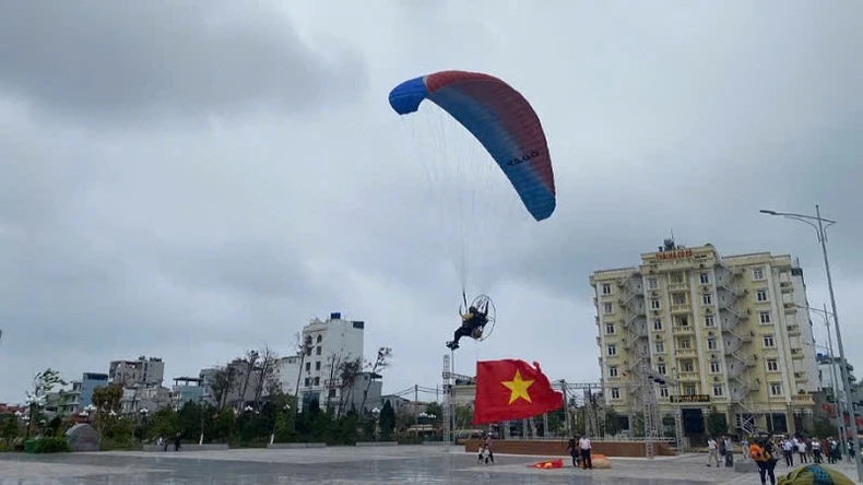 Mãn nhãn với màn trình diễn dù lượn tại huyện đảo Cô Tô ảnh 4