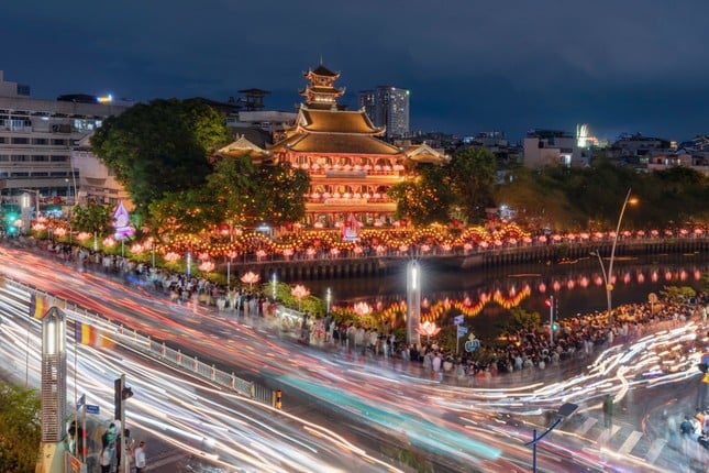 Hàng nghìn người dân, phật tử đổ về chùa Pháp Hoa thả hoa đăng mừng lễ Phật đản ảnh 1