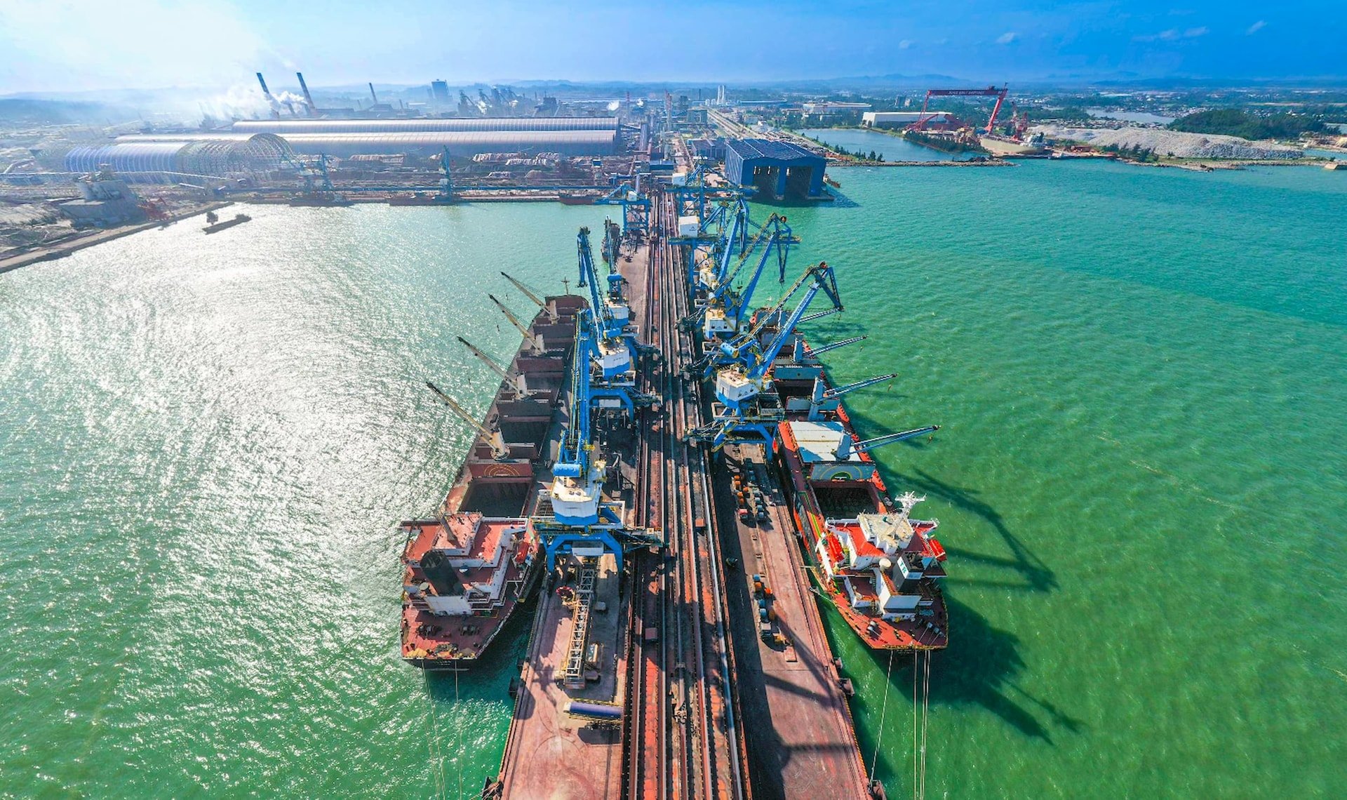 boc-xep-hang-hoa-tai-cang-hoa-phat-dung-quat-tinh-quang-ngai-..jpg