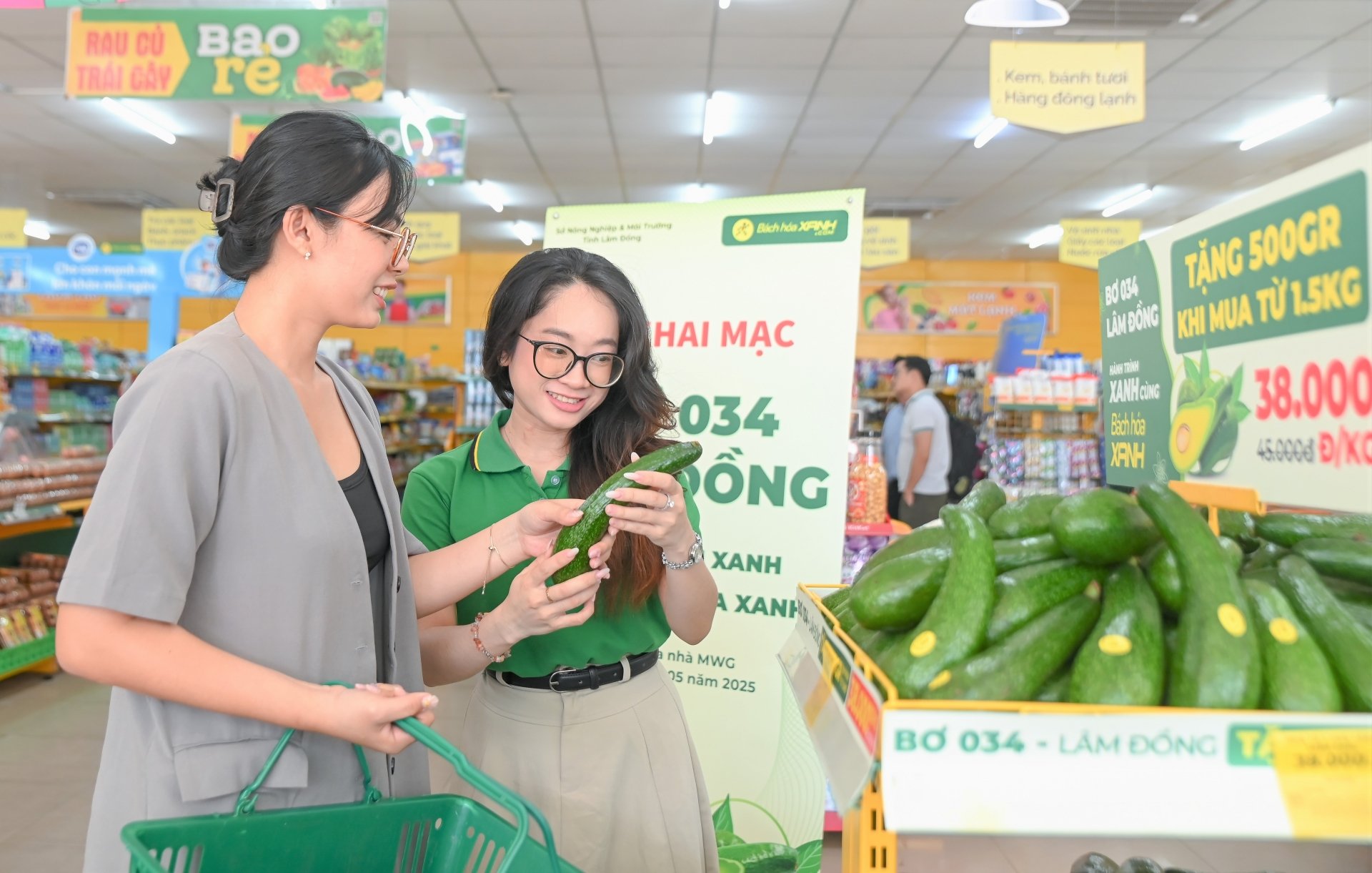 Khách hàng mua bơ 034 tại một cửa hàng Bách Hóa Xanh tại TP Thủ Đức (TP Hồ Chí Minh)