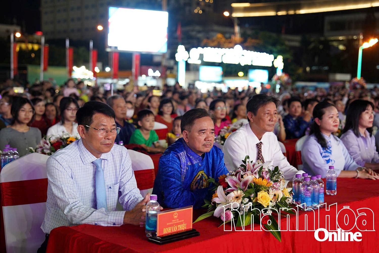 Phó Chủ tịch UBND tỉnh Khánh Hòa Đinh Văn Thiệu (bìa trái) và các đại biểu tham dự chương trình.