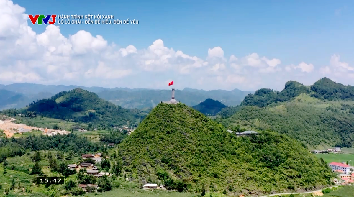 Cột cờ Quốc gia Lũng Cú được nhìn từ làng Lô Lô Chải