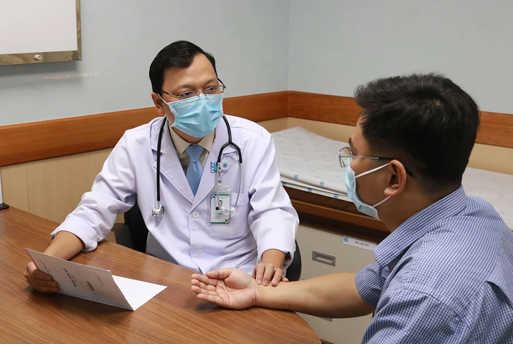 Doctors at Ho Chi Minh City University of Medicine and Pharmacy Hospital are examining a patient with high blood fat.