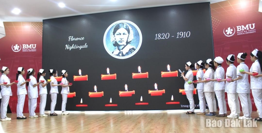 Nghi thức tuyên thệ Florence Nightingale tại Lễ kỷ niệm 60 năm Ngày Quốc tế Điều dưỡng.