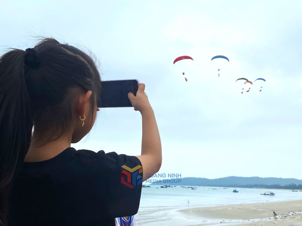 Một em nhỏ ghi lại những khoảnh khắc du lượn bằng điện thoại.