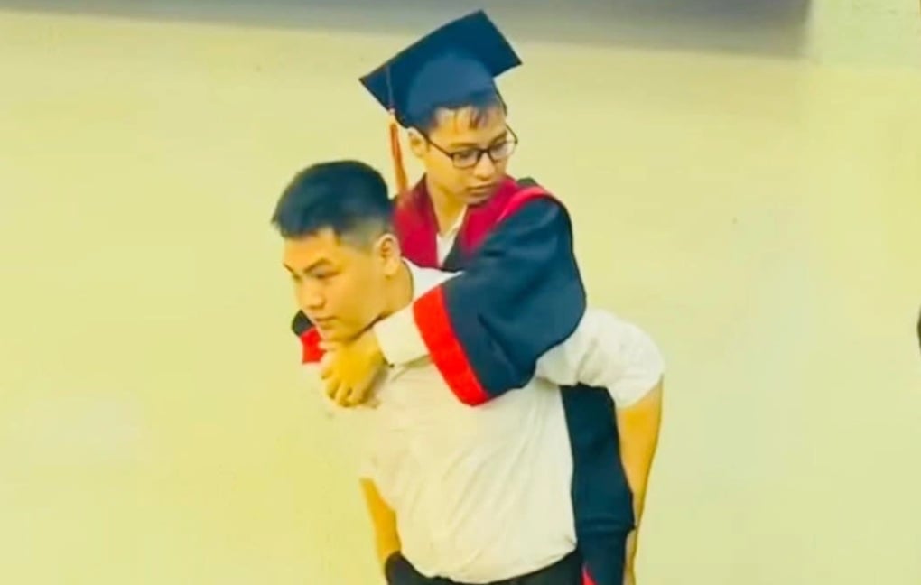 Nam sinh 10 năm cõng bạn vượt gần 100km cõng bạn lên sân khấu nhận bằng - 1