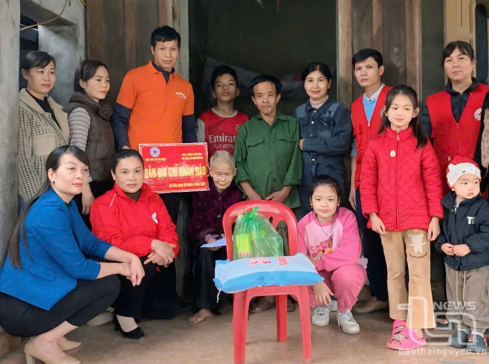 Câu lạc bộ Thiện nguyện Từ tâm (xã An Khánh, Đại Từ) hỗ trợ nhu yếu phẩm hàng tháng cho người nghèo xã Cù Vân, Đại Từ.