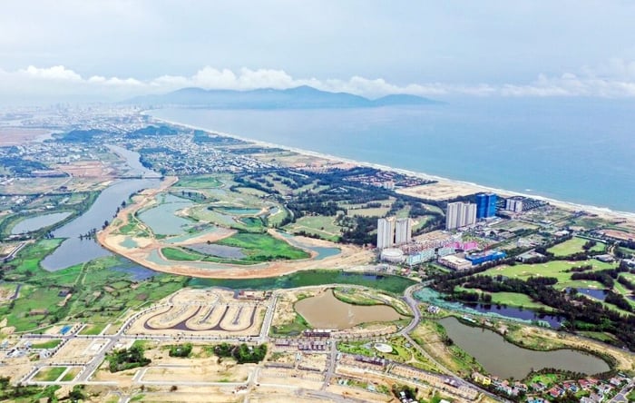 Vệt đô thị ven sông Cổ Cò hướng Đà Nẵng - Hội An (tỉnh Quảng Nam). Ảnh: TRIỆU TÙNG