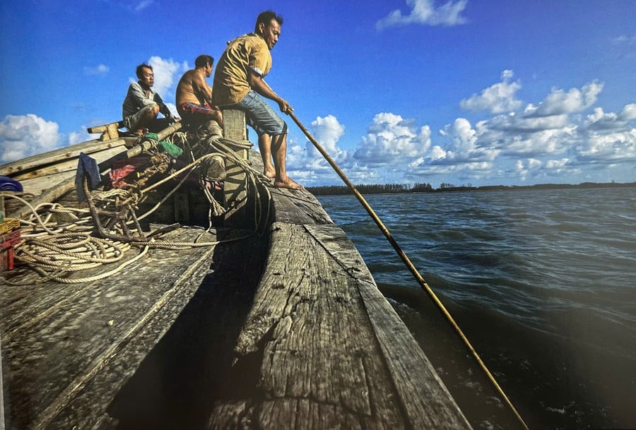 Hình ảnh người dân làng chài ra khơi đánh bắt.