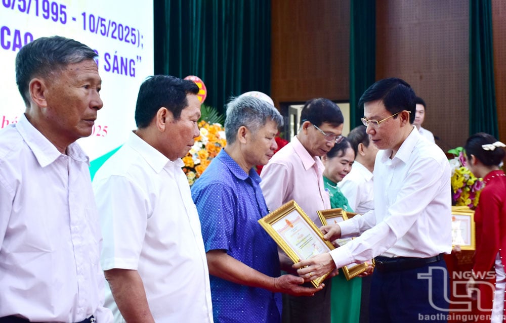 Đồng chí Chủ tịch Ủy ban MTTQ tỉnh Dương Văn Tiến trao Bằng khen của Chủ tịch UBND tỉnh tặng người cao tuổi tiêu biểu.