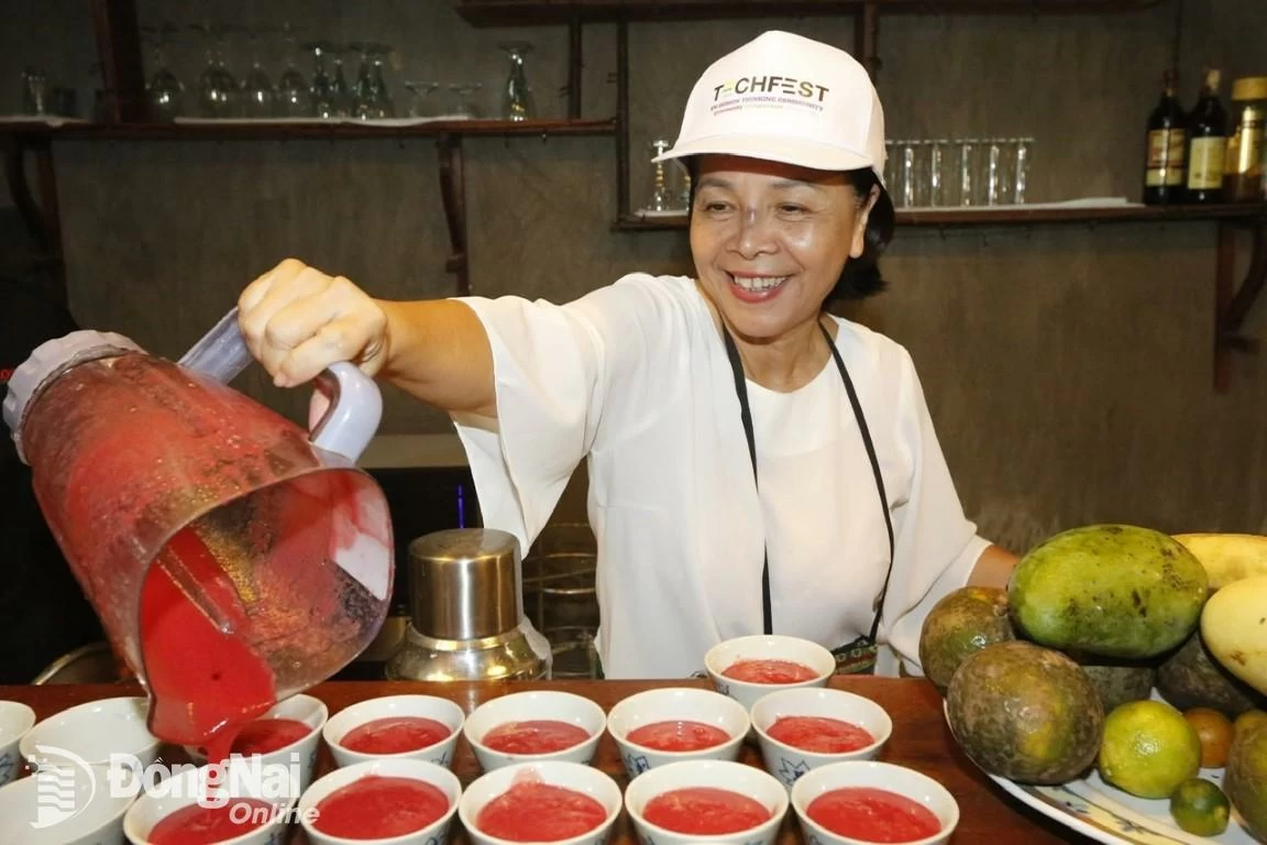 Bà Dương Thị Ngọc Phương, Giám đốc Công ty TNHH Thế giới hoang dã, làm món thực dưỡng phục vụ khách du lịch tại khu nghỉ dưỡng. Ảnh: Ngọc Liên