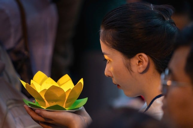 Hàng nghìn người dân, phật tử đổ về chùa Pháp Hoa thả hoa đăng mừng lễ Phật đản ảnh 5