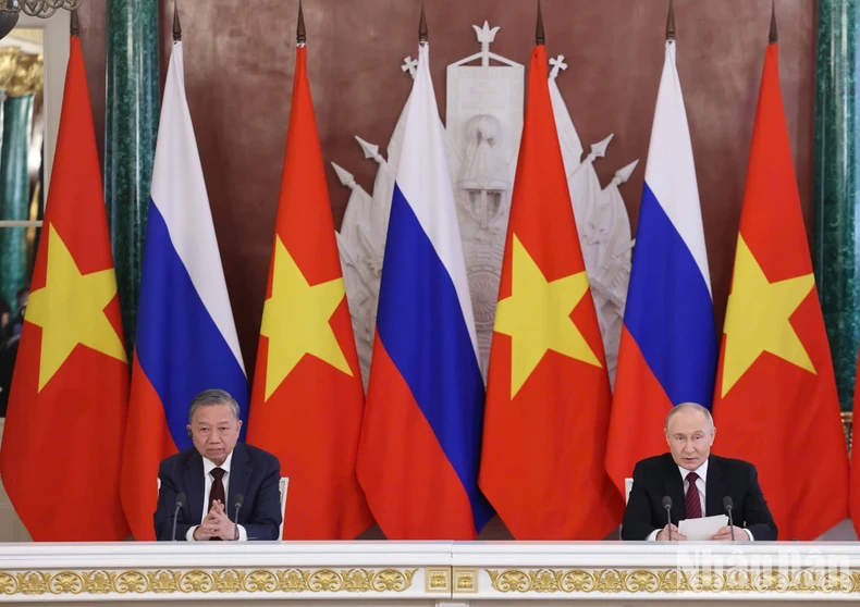 Tổng Bí thư Tô Lâm và Tổng thống Vladimir Putin phát biểu với báo chí ảnh 1