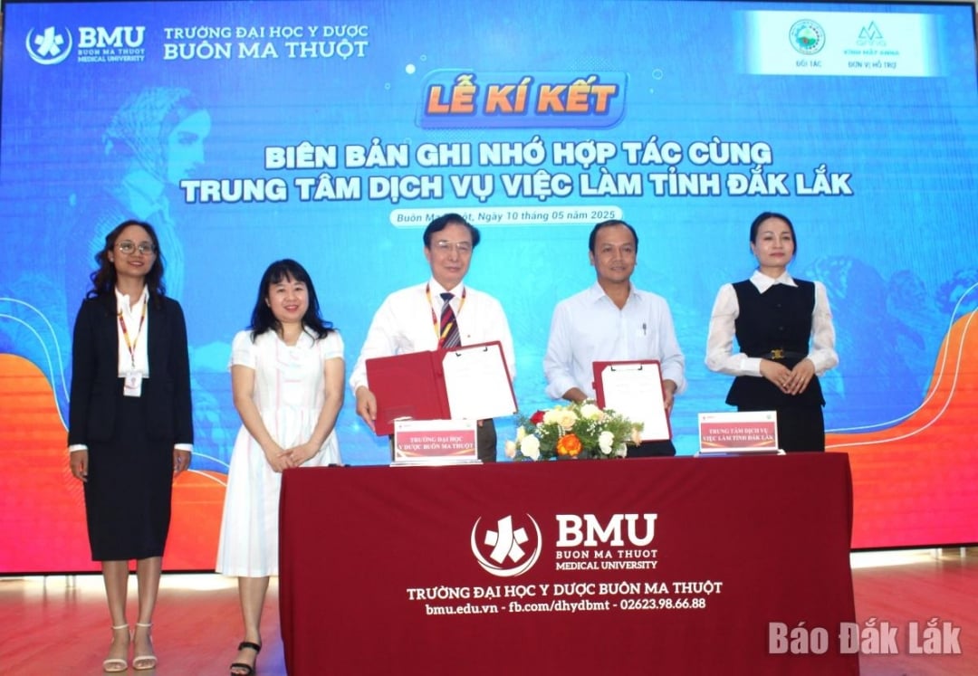 Trường Đại học Y Dược Buôn Ma Thuột và Trung tâm Dịch vụ việc làm Đắk Lắk ký kết hợp tác.
