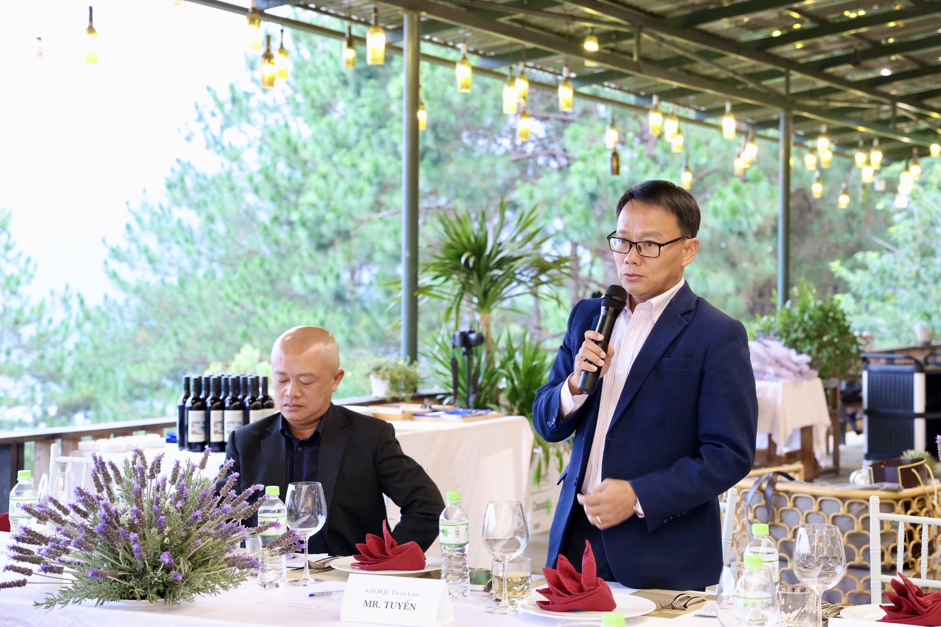 Mr. Nguyen Quoc Tuyen - Director of Tuyen Lam Lake National Tourist Area Management Board, affirmed his readiness to coordinate and support businesses in the tourist area.