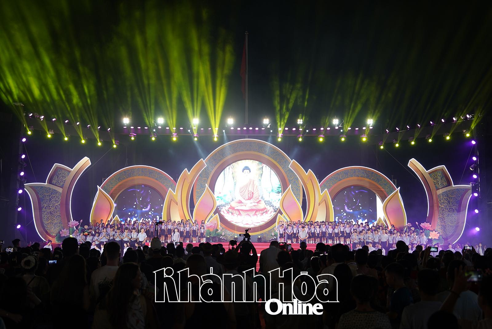 Chương trình thu hút hàng ngàn tăng ni, Phật tử, người dân và du khách trong và ngoài nước đến tham dự.