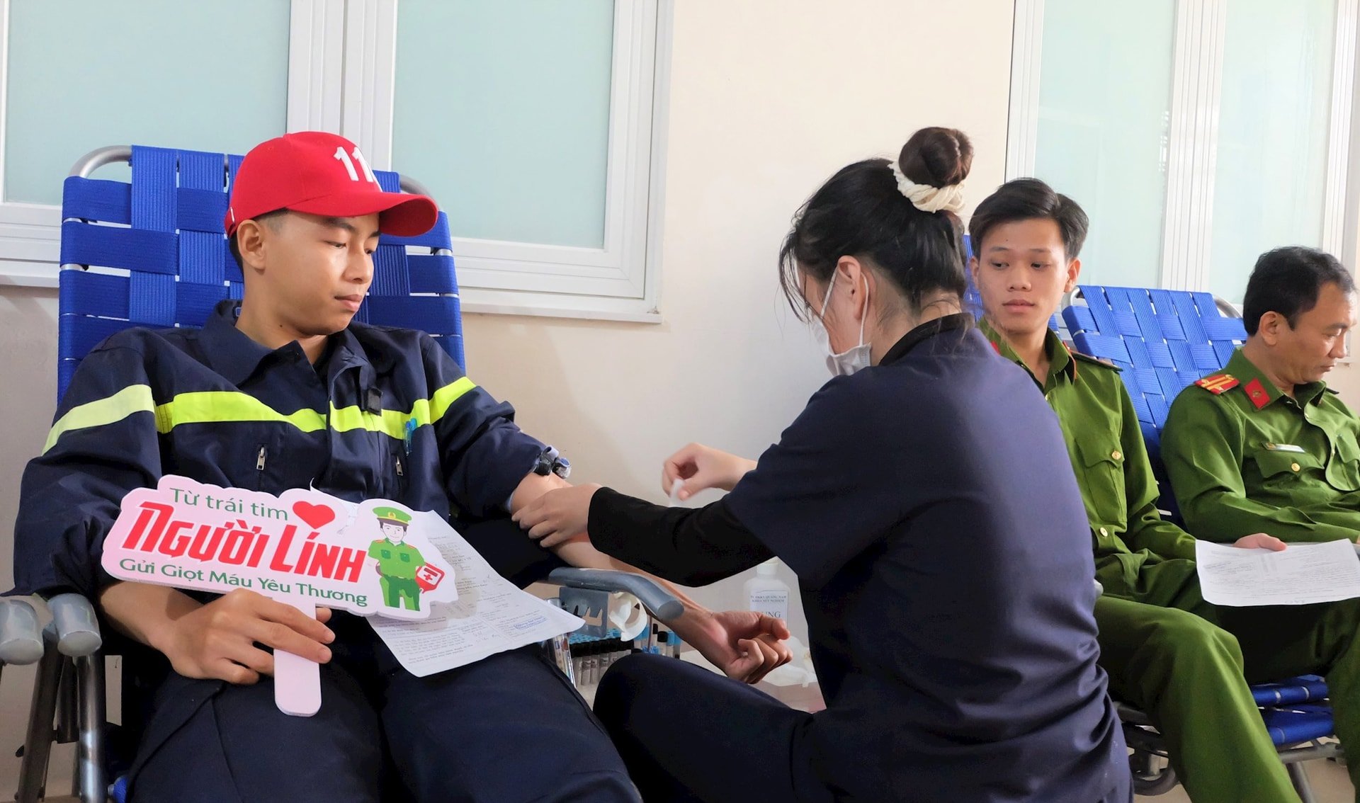 Đoàn viên Công an tỉnh tham gia hiến máu tình nguyện tại Lễ hội xuân hồng năm 2025. Ảnh: MỸ LINH