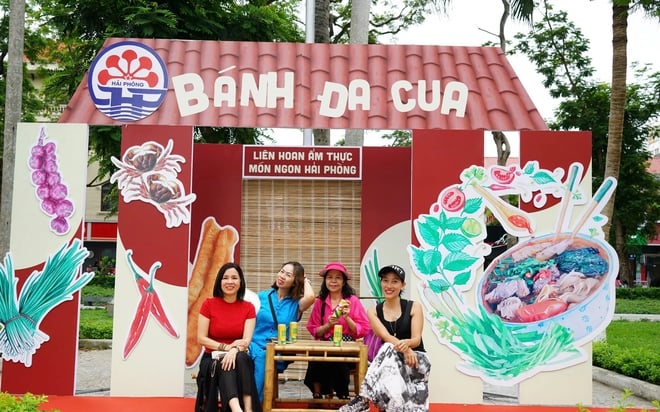 Du khách khám phá foodtour Hải Phòng tại Liên hoan ẩm thực món ngon 2025 - Ảnh 4.