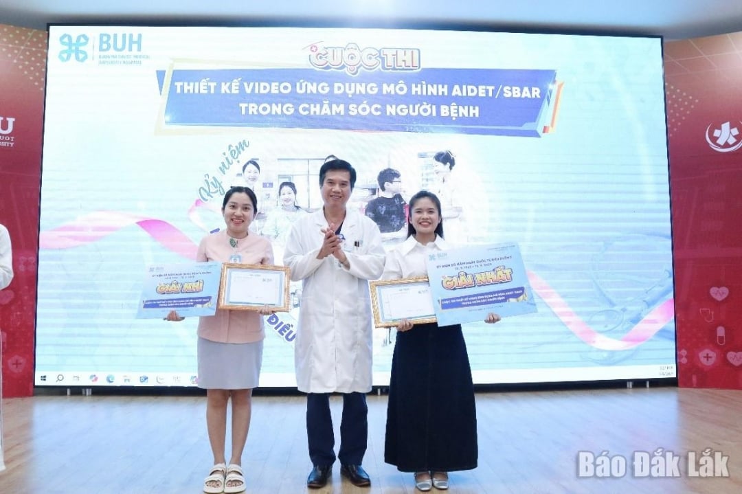 Bác sĩ CKII Võ Minh Thành – Giám đốc Bệnh viện Đại học Y Dược Buôn Ma Thuột trao giải cho các đội thi xuất sắc tại Cuộc thi Thiết kế video ứng dụng mô hình AIDET/SBAR trong chăm sóc người bệnh”.