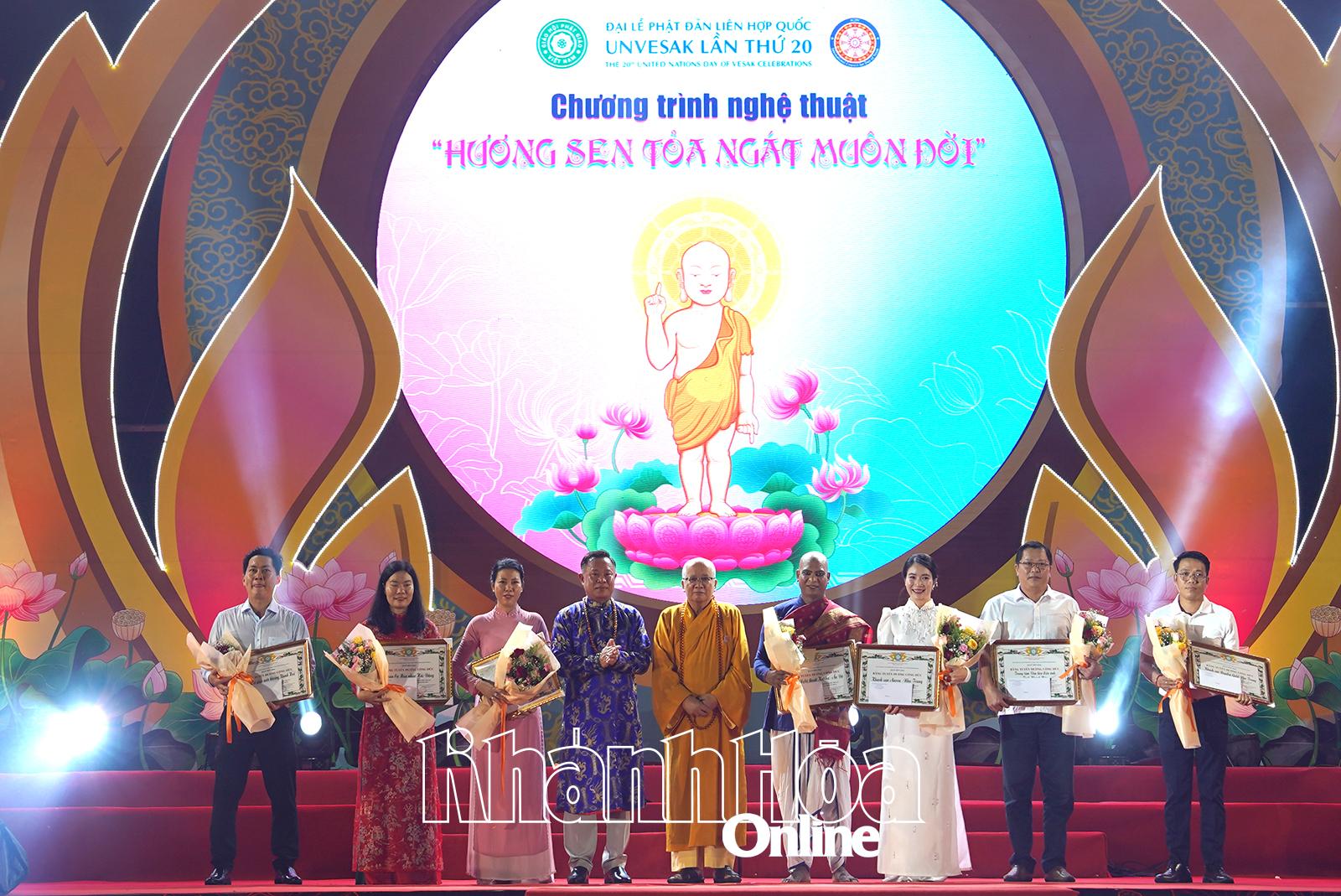 Ban tổ chức tặng hoa chúc mừng các đơn vị tài trợ.