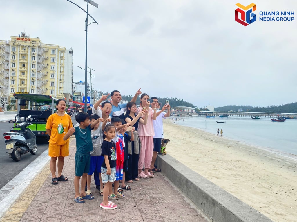 Người dân và du khách háo hức xem trình diễn dù lượn.