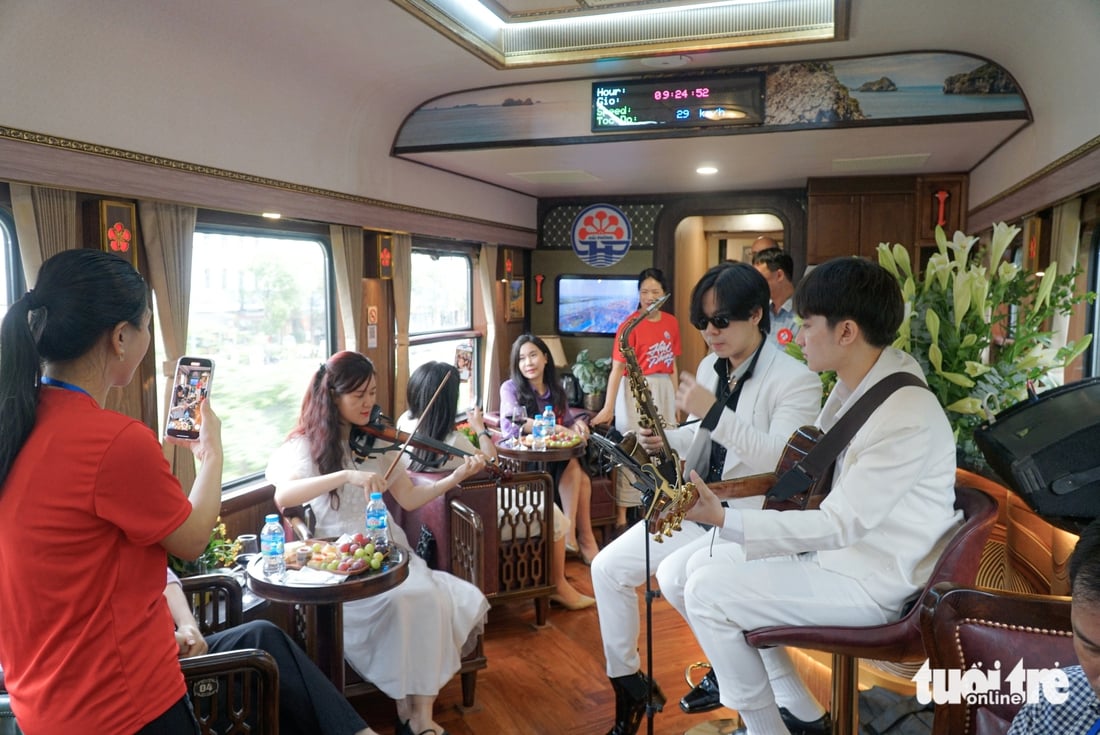 tàu hoa phượng đỏ - Ảnh 2.