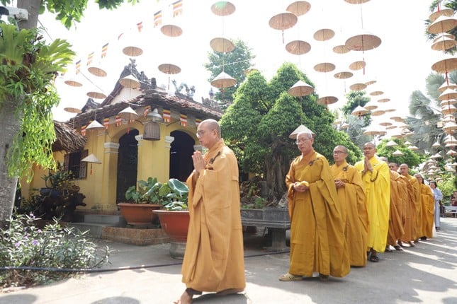 Hàng nghìn người dân, phật tử đổ về chùa Pháp Hoa thả hoa đăng mừng lễ Phật đản ảnh 15