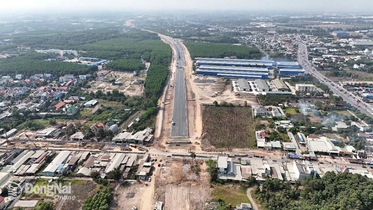 Thi công Dự án Đường cao tốc Biên Hòa - Vũng Tàu đoạn qua thành phố Biên Hòa. Ảnh:P.Tùng

