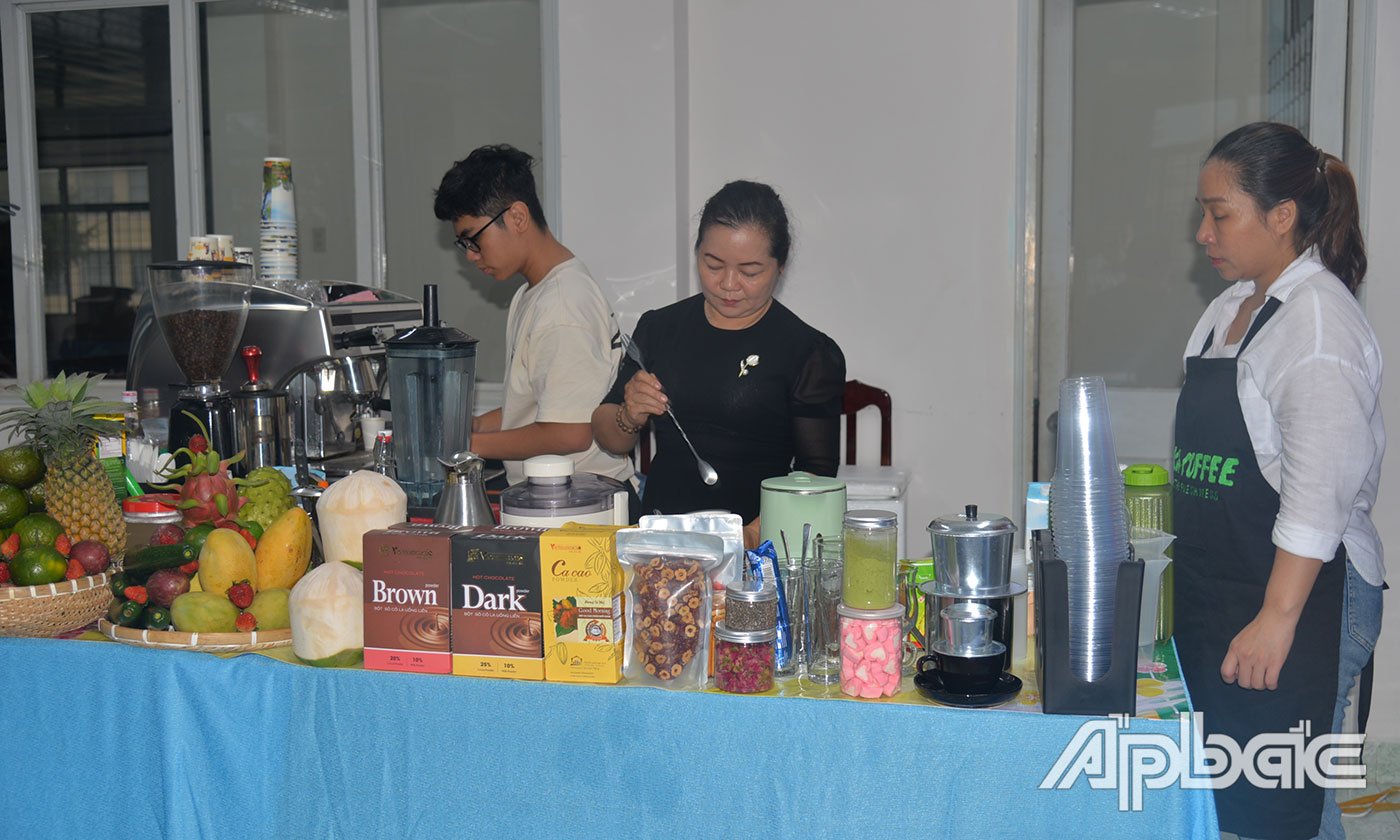 Chuyên gia pha chế hướng pha chế nước giải khát.