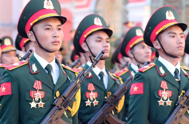 What is special about the gun the Vietnamese army used for the parade at Red Square?