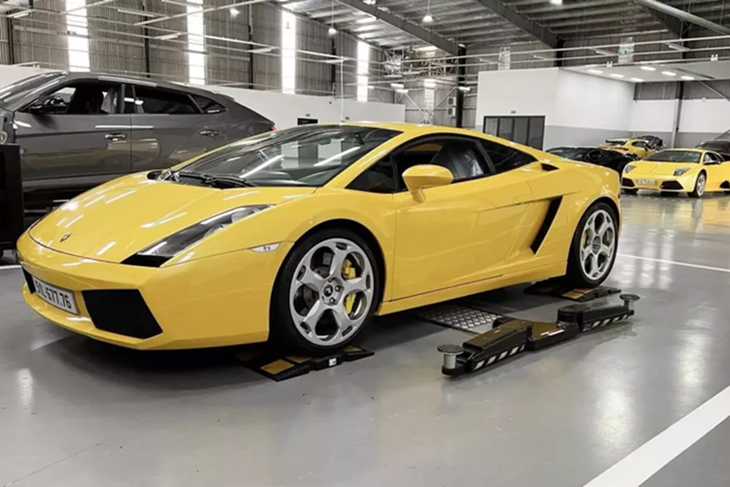 “Nuoi bo gia” Lamborghini Gallardo gan 23 nam ton kem ra sao?