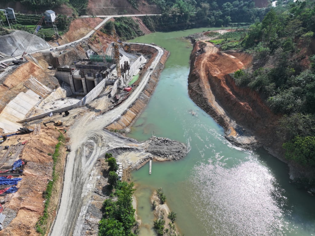 Nhà thầu tập trung nhân lực, thiết bị đẩy nhanh tiến độ thi công thủy điện Thượng Hà, phấn đấu đưa vào vận hành phát điện tổ máy số 1 trong quý III/2026.