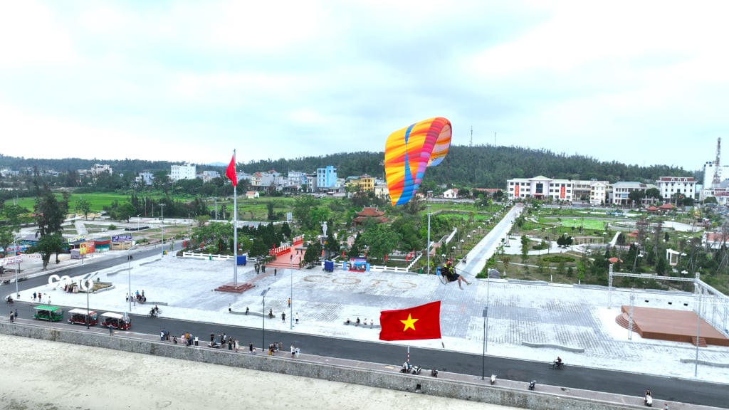 Những lá cờ Tổ quốc tung bay đầy kiêu hãnh trong gió mang lại nhiều cảm xúc cho người xem. 