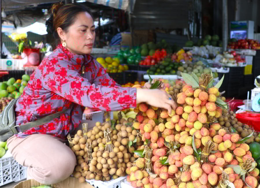chi-pham-thi-nhu-linh-tieu-thuong-ban-trai-cay-tai-cho-kbang-huyen-kbang-sap-xep-nhung-chum-vai-chin-dau-mua-cung-ung-khach-hang-anh-ngoc-minh.jpg