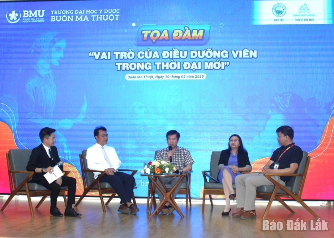 Tọa đàm với chủ đề Vai trò của Điều dưỡng viên trong thời đại mới.